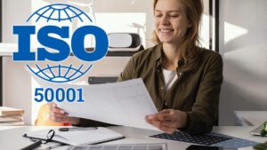 Profesional analizando indicadores de desempeño energético bajo la norma ISO 50001 2018