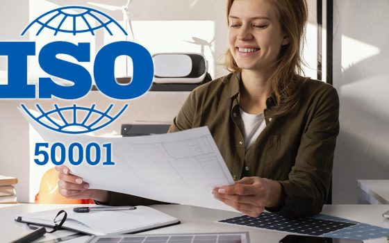 Profesional analizando indicadores de desempeño energético bajo la norma ISO 50001 2018