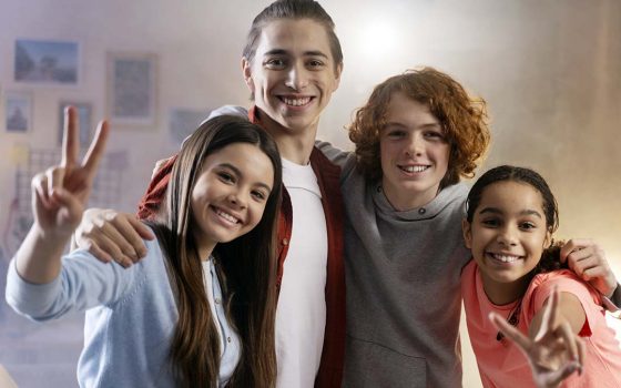 Formación en Prevención y Apoyo Emocional Juvenil Grupo diverso de adolescentes y jóvenes compartiendo un momento de apoyo mutuo y conexión emocional, reflejando el bienestar comunitario en salud mental juvenil