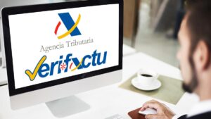 Ordenador mostrando la interfaz de la aplicación de facturación de la AEAT para el curso online de Verifactu y Ley Antifraude