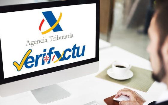 Ordenador mostrando la interfaz de la aplicación de facturación de la AEAT para el curso online de Verifactu y Ley Antifraude