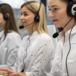 Equipo de customer service trabajando en la adaptación de canales a la Ley 10/2025 de Atención a la Clientela